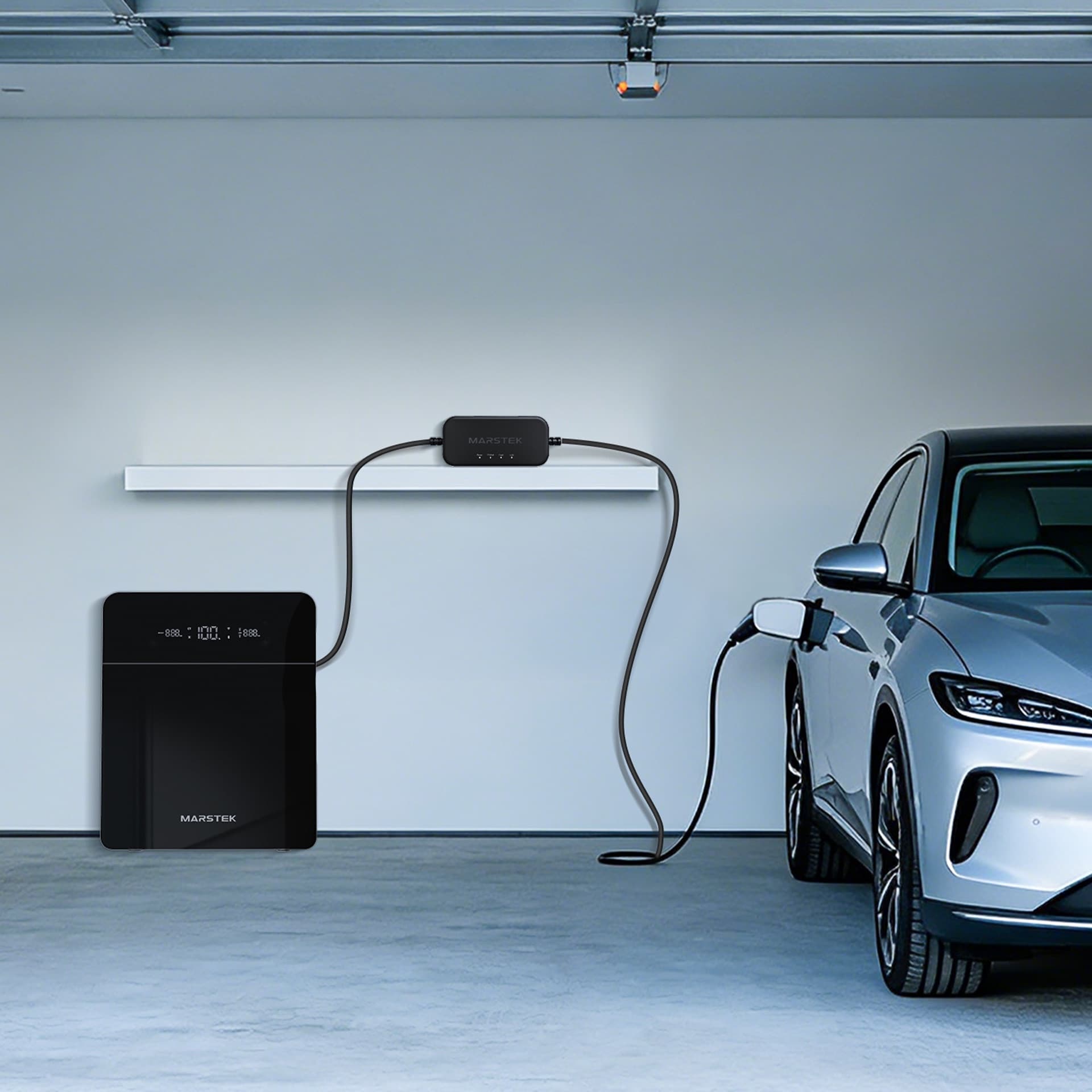 Marstek Venus E 4.0 aan de muur van een garage, naast een elektrische auto